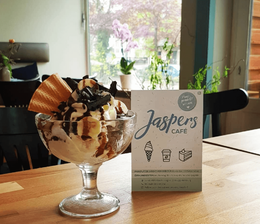 Eisbecher mit Sahne und Schokolade bei Jasper's Café